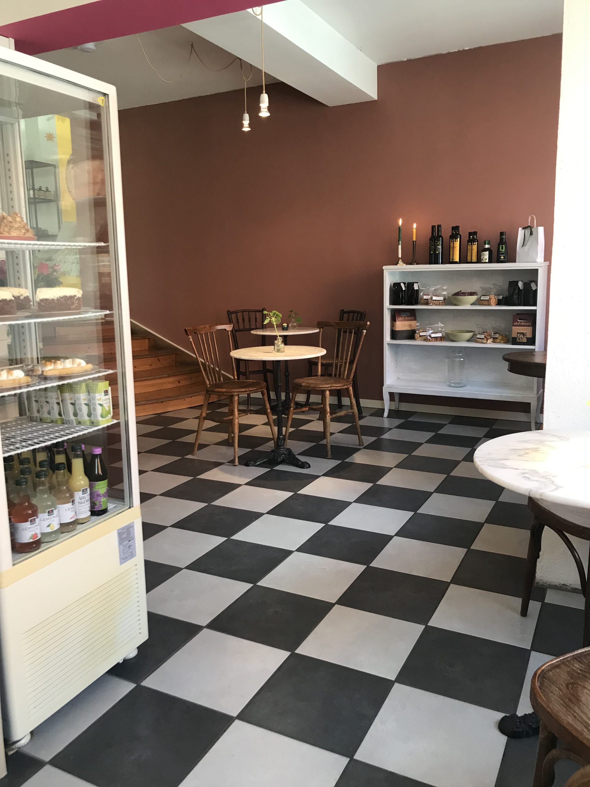 Interiör cafè Runt Hörnet i Simrishamn Invändigt måleri - referens måleriföretaget Gårdbolaget på Österlen